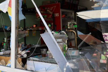 DNIPRO, UKRAINE - 08.24.20: bir Rus roketi Dnipro otobüs durağına çarptı. Otobüs durağı, dükkanlar ve ticaret kulübeleri yıkıldı. İşçiler hasarı temizler