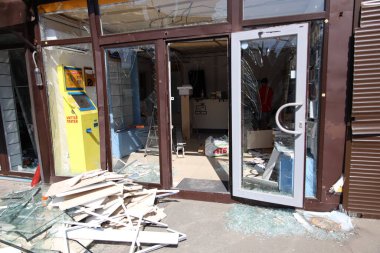 DNIPRO, UKRAINE - 08.24.20: bir Rus roketi Dnipro otobüs durağına çarptı. Otobüs durağı, dükkanlar ve ticaret kulübeleri yıkıldı. İşçiler hasarı temizler