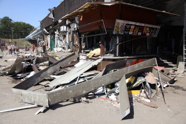 DNIPRO, UKRAINE - 08.24.20: bir Rus roketi Dnipro otobüs durağına çarptı. Otobüs durağı, dükkanlar ve ticaret kulübeleri yıkıldı. İşçiler hasarı temizler