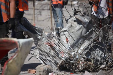 DNIPRO, UKRAINE - 08.24.20: bir Rus roketi Dnipro otobüs durağına çarptı. Otobüs durağı, dükkanlar ve ticaret kulübeleri yıkıldı. İşçiler hasarı temizler