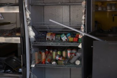 DNIPRO, UKRAINE - 08.24.20: bir Rus roketi Dnipro otobüs durağına çarptı. Otobüs durağı, dükkanlar ve ticaret kulübeleri yıkıldı. İşçiler hasarı temizler