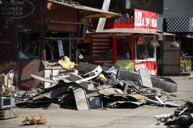 DNIPRO, UKRAINE - 08.24.20: bir Rus roketi Dnipro otobüs durağına çarptı. Otobüs durağı, dükkanlar ve ticaret kulübeleri yıkıldı. İşçiler hasarı temizler