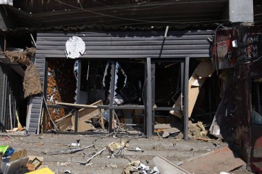 DNIPRO, UKRAINE - 08.24.20: bir Rus roketi Dnipro otobüs durağına çarptı. Otobüs durağı, dükkanlar ve ticaret kulübeleri yıkıldı. İşçiler hasarı temizler
