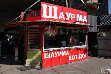 DNIPRO, UKRAINE - 08.24.20: bir Rus roketi Dnipro otobüs durağına çarptı. Otobüs durağı, dükkanlar ve ticaret kulübeleri yıkıldı. İşçiler hasarı temizler