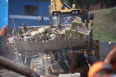 DNIPRO, UKRAINE - 08.24.20: bir Rus roketi Dnipro otobüs durağına çarptı. Otobüs durağı, dükkanlar ve ticaret kulübeleri yıkıldı. İşçiler hasarı temizler