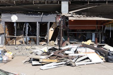 DNIPRO, UKRAINE - 08.24.20: bir Rus roketi Dnipro otobüs durağına çarptı. Otobüs durağı, dükkanlar ve ticaret kulübeleri yıkıldı. İşçiler hasarı temizler