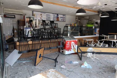 DNIPRO, UKRAINE - 08.24.20: bir Rus roketi Dnipro otobüs durağına çarptı. Otobüs durağı, dükkanlar ve ticaret kulübeleri yıkıldı. İşçiler hasarı temizler