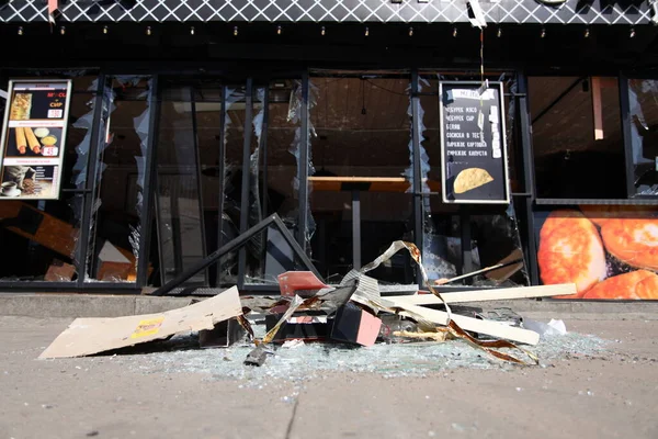 DNIPRO, UKRAINE - 08.24.20: bir Rus roketi Dnipro otobüs durağına çarptı. Otobüs durağı, dükkanlar ve ticaret kulübeleri yıkıldı. İşçiler hasarı temizler