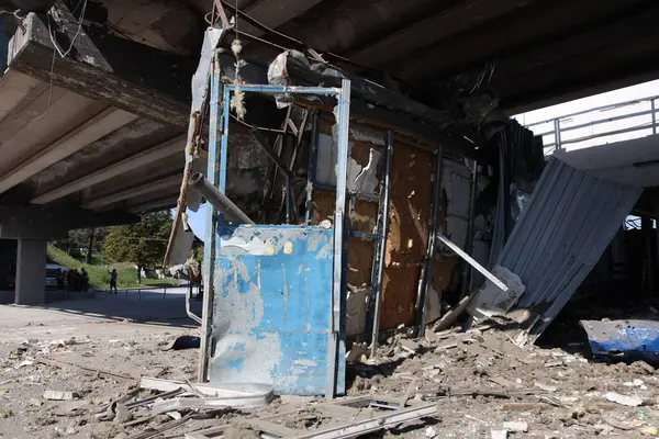 DNIPRO, UKRAINE - 08.24.20: bir Rus roketi Dnipro otobüs durağına çarptı. Otobüs durağı, dükkanlar ve ticaret kulübeleri yıkıldı. İşçiler hasarı temizler