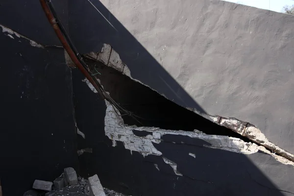 DNIPRO, UKRAINE - 08.24.20: bir Rus roketi Dnipro otobüs durağına çarptı. Otobüs durağı, dükkanlar ve ticaret kulübeleri yıkıldı. İşçiler hasarı temizler