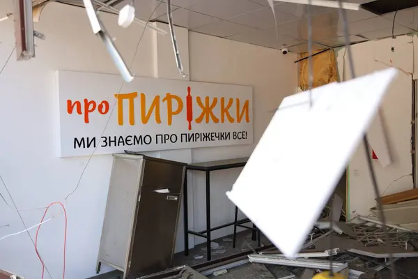 DNIPRO, UKRAINE - 08.24.20: bir Rus roketi Dnipro otobüs durağına çarptı. Otobüs durağı, dükkanlar ve ticaret kulübeleri yıkıldı. İşçiler hasarı temizler