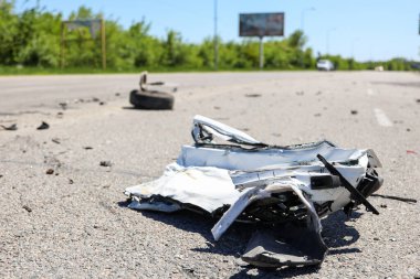 Trafik kazası. Araba devrildi. Araba çatıya yuvarlandı. Tekerlek çıktı. Kırık minibüs. Ters dönmüş minibüs.