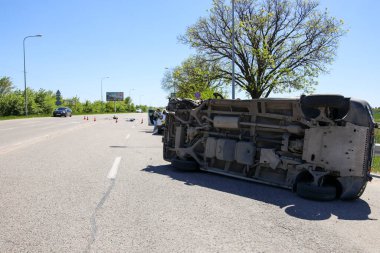 Trafik kazası. Araba devrildi. Araba çatıya yuvarlandı. Tekerlek çıktı. Kırık minibüs. Ters dönmüş minibüs.