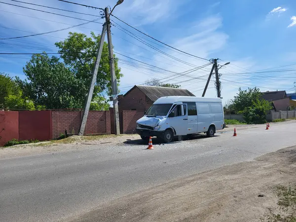 Trafik kazası. Araba kaza yaptı. Lanet olası araba. Tekerlek çıktı. Kırık minibüs. Devrilmiş araba. Araba devrildi. Araba çatıya yuvarlandı..