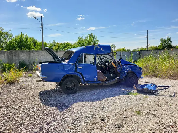 Trafik kazası. Araba kaza yaptı. Lanet olası araba. Tekerlek çıktı. Kırık minibüs. Devrilmiş araba. Araba devrildi. Araba çatıya yuvarlandı..