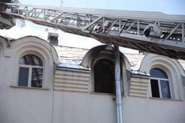 Kilise tapınağında yangın. Kilise katedrali yanıyor. Tapınak bölgesinde yoğun duman var. Katedralin çatısı alev aldı. Kilisede yangın var..