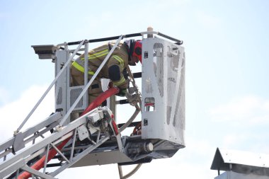 Kilise tapınağında yangın. Kilise katedrali yanıyor. Tapınak bölgesinde yoğun duman var. Katedralin çatısı alev aldı. Kilisede yangın var..