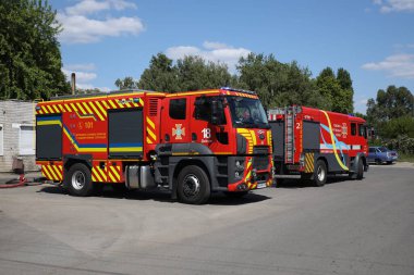 Kilise tapınağında yangın. Kilise katedrali yanıyor. Tapınak bölgesinde yoğun duman var. Katedralin çatısı alev aldı. Kilisede yangın var..