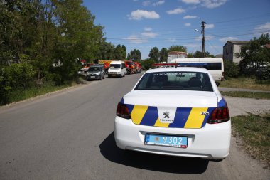 Kilise tapınağında yangın. Kilise katedrali yanıyor. Tapınak bölgesinde yoğun duman var. Katedralin çatısı alev aldı. Kilisede yangın var..