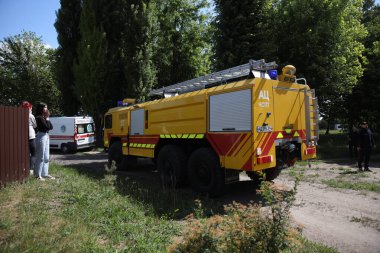Kilise tapınağında yangın. Kilise katedrali yanıyor. Tapınak bölgesinde yoğun duman var. Katedralin çatısı alev aldı. Kilisede yangın var..