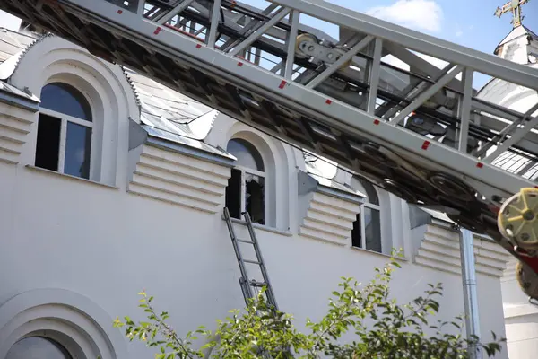 Kilise tapınağında yangın. Kilise katedrali yanıyor. Tapınak bölgesinde yoğun duman var. Katedralin çatısı alev aldı. Kilisede yangın var..