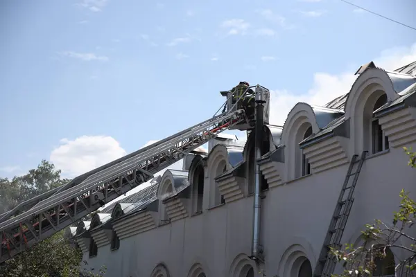 Kilise tapınağında yangın. Kilise katedrali yanıyor. Tapınak bölgesinde yoğun duman var. Katedralin çatısı alev aldı. Kilisede yangın var..