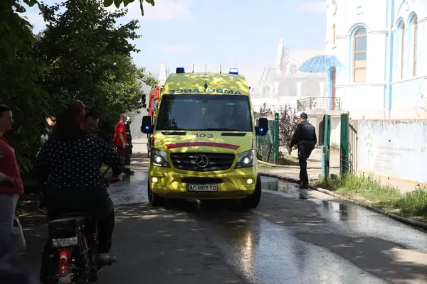 Kilise tapınağında yangın. Kilise katedrali yanıyor. Tapınak bölgesinde yoğun duman var. Katedralin çatısı alev aldı. Kilisede yangın var..