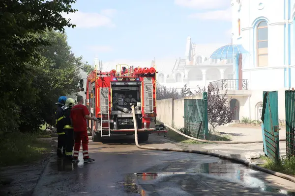 Kilise tapınağında yangın. Kilise katedrali yanıyor. Tapınak bölgesinde yoğun duman var. Katedralin çatısı alev aldı. Kilisede yangın var..
