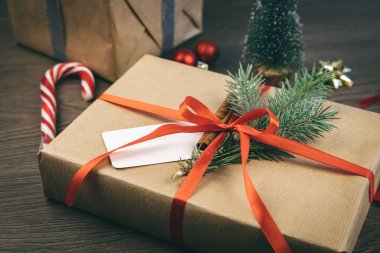 Noel süslemeli el işi hediye kutusu. Kapat.