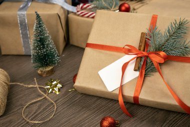 Hediye kutusunda tebrik kartı var. Noel ya da Yeni Yıl hediye paketleme konsepti