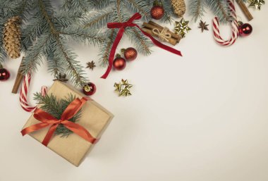 Noel tebrik kartı için arka plan. Noel ağacı dalları üzerinde beyaz mermer zemin, Festival kırmızı kurdele, çam kozalakları, hediye kutuları ve mum, kar efektli alan kopyalama