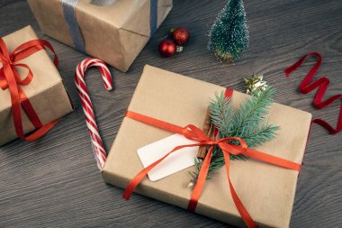 İçinde Noel süsleri olan bir hediye kutusu. Yukarıdan bak. Tatil için bekleme kavramı.