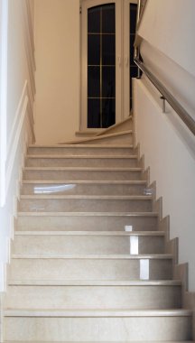 Bir apartmanın merdivenlerinde. Uzun taş merdivenler. Ev tasarımı