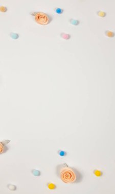 Dikey fotoğraf. Renkli toplar ve güllerle dolu doğum günü tebrik kartı