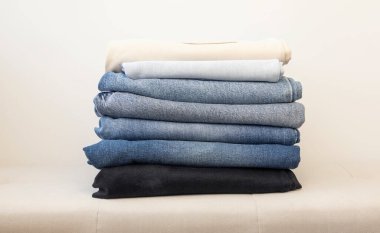 Birçok kot üst üste farklı renklerde dizilmiştir. Günlük kıyafet konsepti