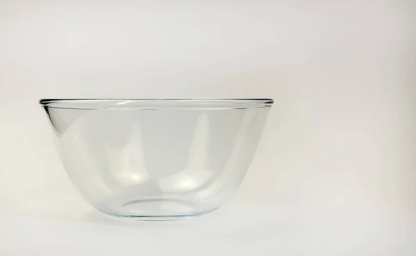 白色背景的玻璃空色拉碗 烹调概念 — 图库照片