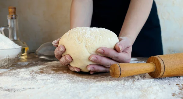 요리사 제빵사는 밀가루로 반죽을 만들어 반죽을 만듭니다 만들기 어려운 — 스톡 사진
