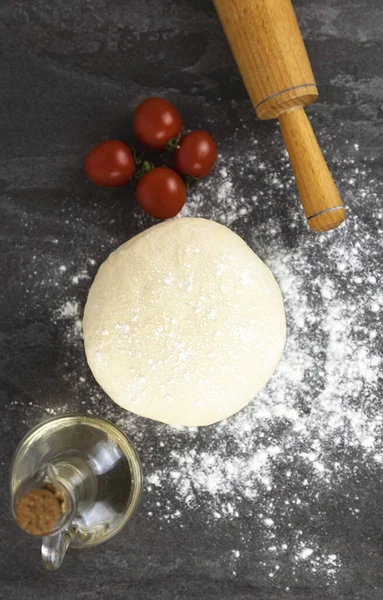 Contexte Pour Fabrication Pizza Pâte Crue Tomates Cerises Rouleau Pâtisserie — Photo