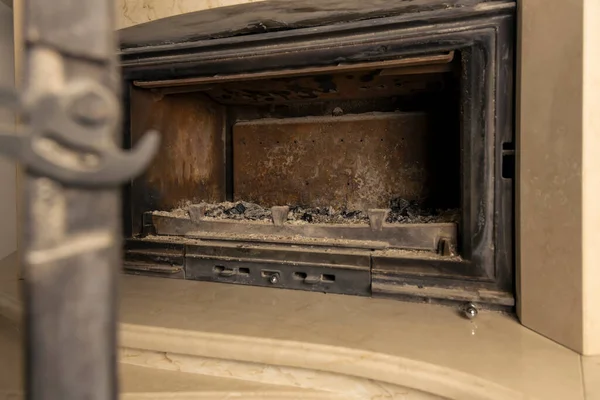 Открыть Стеклянную Дверь Старого Ржавого Камина Доме Сосредоточьтесь Ржавой Стене — стоковое фото