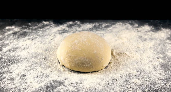 Pizza Dough Dark Table Sprinkled Flour Baking Concept Italian Cuisine — Stock Photo, Image