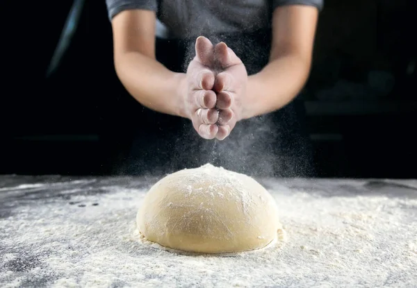 Making Bread Kneading Dough Hands Dark Background Sprinkle Flour Brightly — Stock Photo, Image