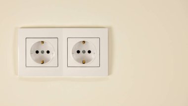 Duvarda beyaz çift prizli. Evin elektrik kaynağı kavramı.