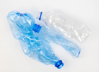Beyaz arka planda plastik şişe kullanılmış. Plastik atıkları geri dönüştürme kavramı