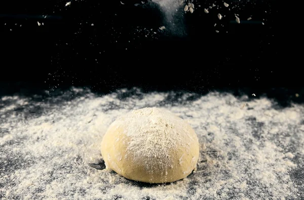 Raw Yeast Dough Sprinkled Flour Black Background Dough Making Bread — Stock Photo, Image