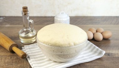 Mutfak masasında ekmek pişirmek için maya hamuru.