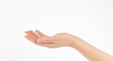 Uzamış kadın eli beyaz arka planda izole edilmiş. İhtiyacı olanlara yardım etme ya da yardım isteme kavramı.