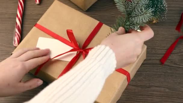 Közelkép Női Kezekről Amint Karácsonyi Ajándékot Díszítenek Ünnep Koncepciója — Stock videók