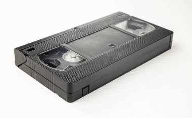 Beyaz arkaplanda eski bir VHS video kaseti, üst görünüm