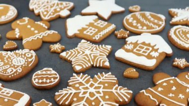 Gri bir masada zencefilli ekmek