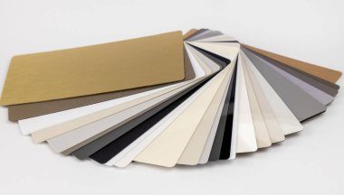 Mobilya üretimi için parlak panellerin toplanması. Parlak paneller üretimi kavramı